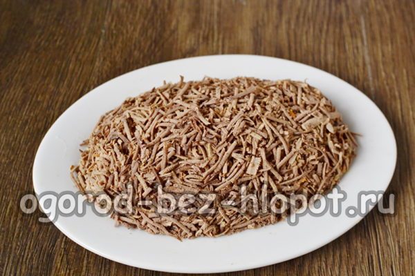 sprinkle salad with grated liver