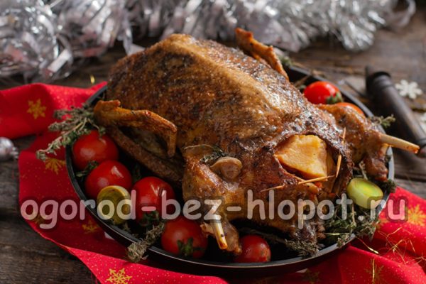duck stuffed with sauerkraut is ready