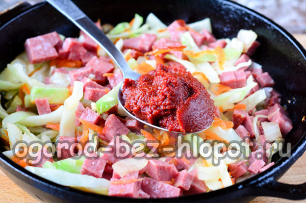 dodajte paradajz pastu