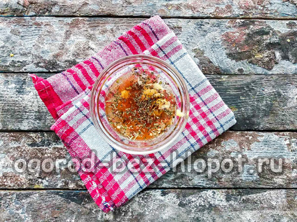 mix olive oil, garlic and spices
