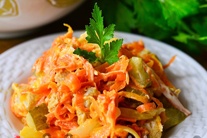 Obzhorka salad with meat and pickles