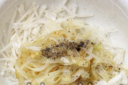 add the onion to the radish, season with pepper