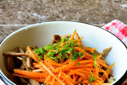 put on a plate salad ingredients