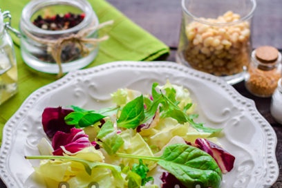 put salad leaves on a plate