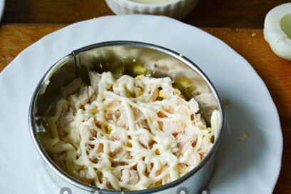 grease a layer of chicken meat with mayonnaise