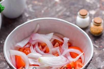 add onions to tomatoes