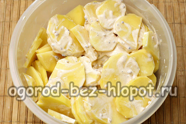 mix potatoes with sauce