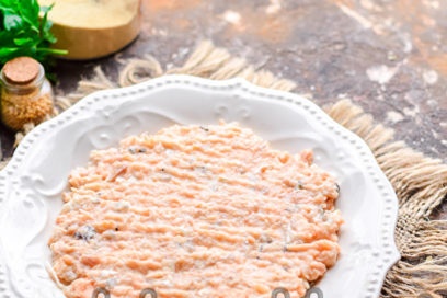 put a layer of fish on a dish