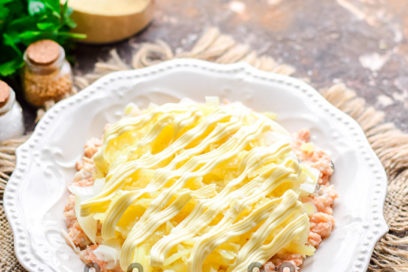 grease a layer of potatoes with mayonnaise