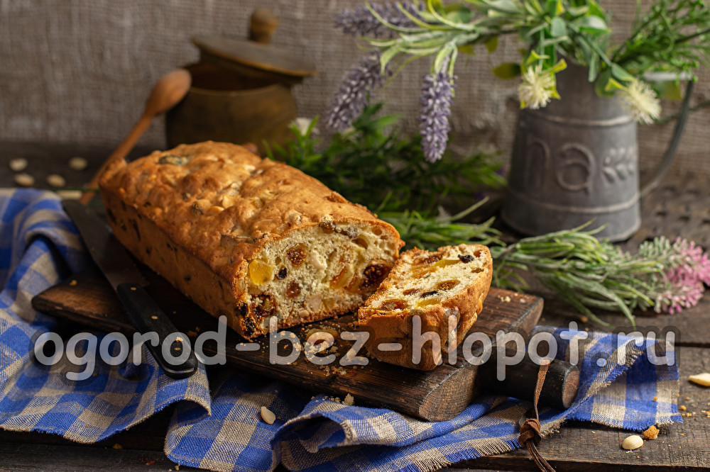 mazurka cupcake with nuts and dried fruits