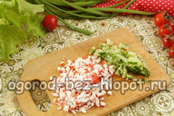nasjeckajte rakove štapiće i krastavce