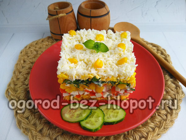 decorate the salad with corn and basil