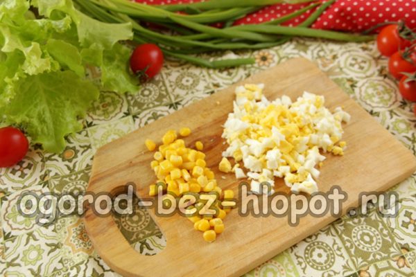 nasjeckajte jaje, ocijedite brasno iz kukuruza