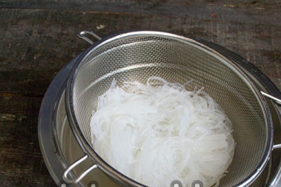 put the noodles on a sieve