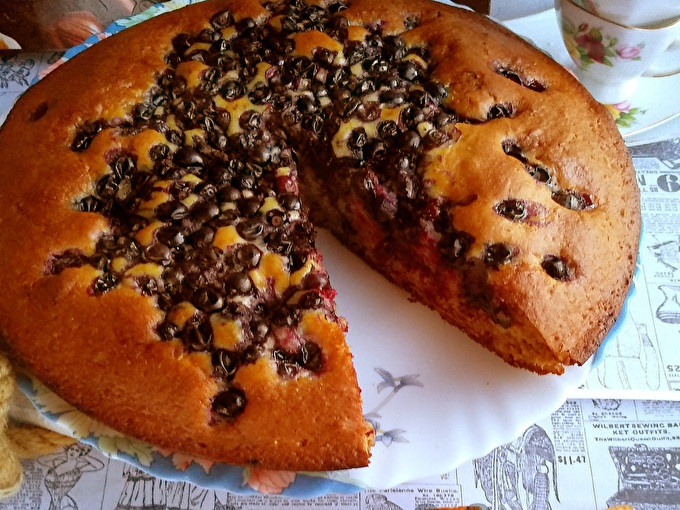 Charlotte sa smrznutom crnom ribizlom