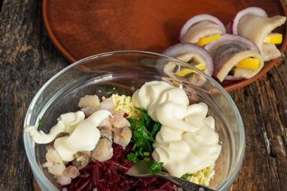 mix beets, yolk, dill, herring, mayonnaise
