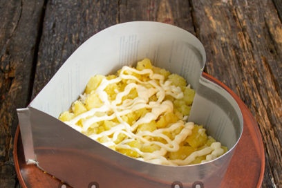 grease a layer of potatoes with sauce