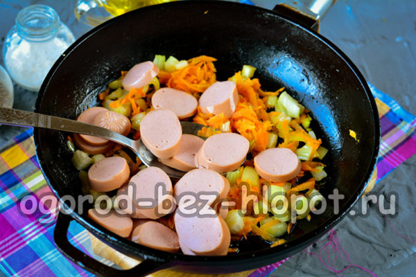 fry onions, carrots and sausages