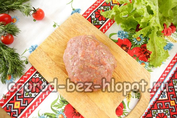 mix the minced meat and beat it off