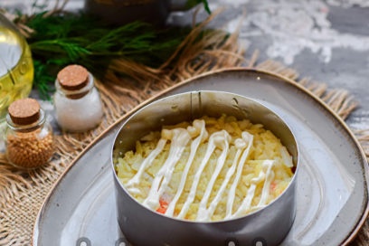 grease a layer of potatoes with mayonnaise