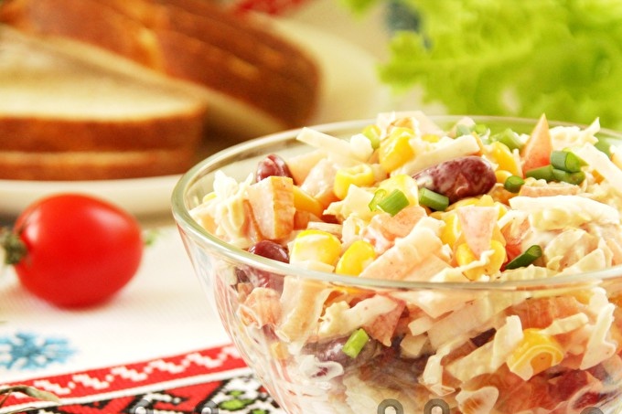 salata s piletinom, grahom, kukuruzom i povrćem