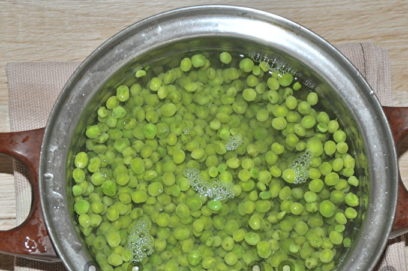 boil the peas in the marinade