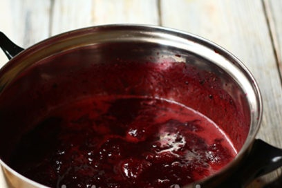 add sugar and cocoa to plums