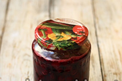 close the jam in the jar