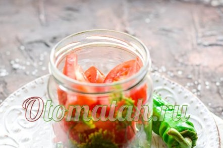 dodajući rajčicu