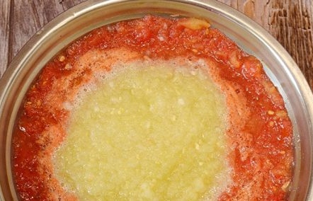 Cooking squash and tomatoes