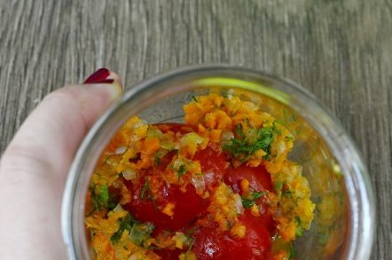 fill a jar with tomatoes