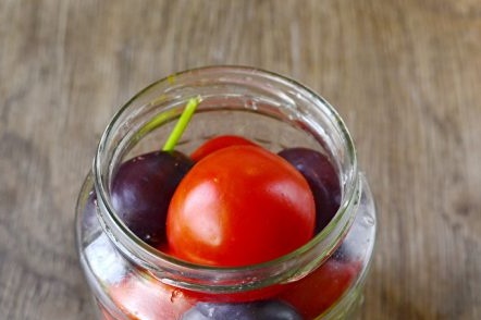 we put tomatoes and plums in a jar