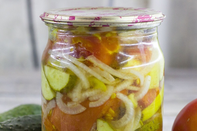 Salad of tomatoes and cucumbers
