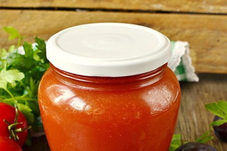 Ready ketchup from plums and tomatoes for the winter at home