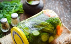 Crispy Pickled Cucumbers