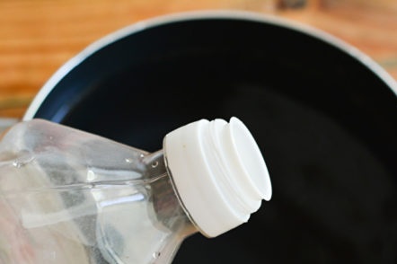 pour vinegar