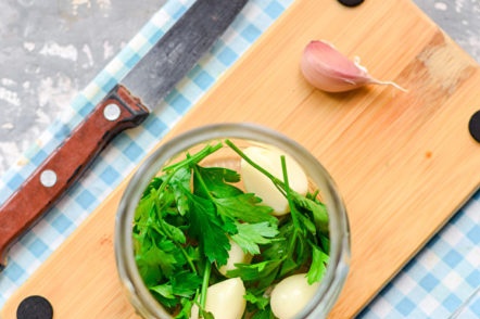 put garlic and parsley in a jar