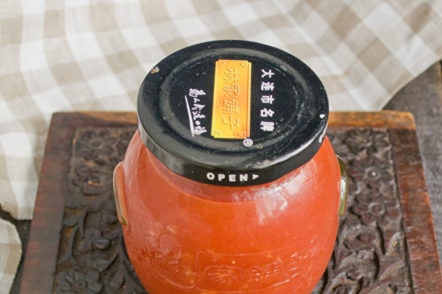 close the rubbed tomatoes with a lid
