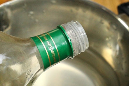 pour vinegar