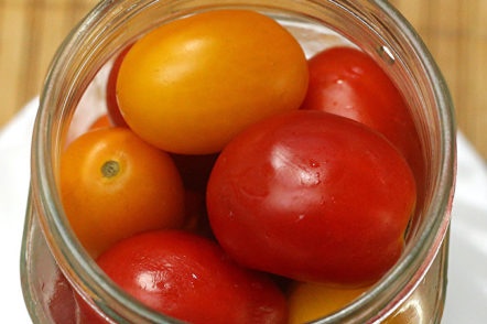 fill the cans with tomatoes