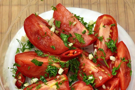 put tomatoes sprinkled with spices