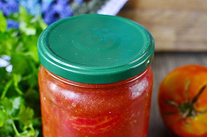 Tomatoes in their own juice for the winter without sterilization