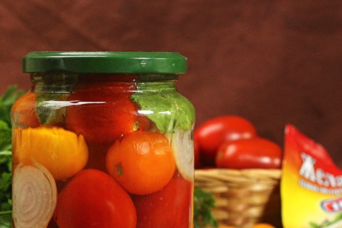 Tomatoes in jelly