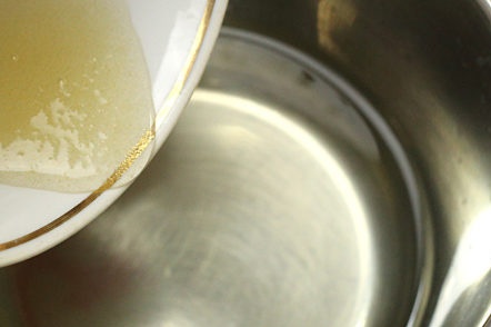 pouring gelatin into marniad
