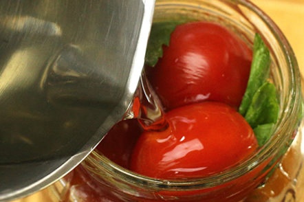 pour the marinade in the jar