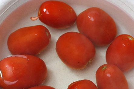 tomatoes in boiling water