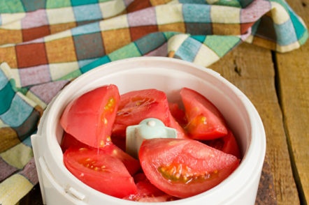 cut tomatoes