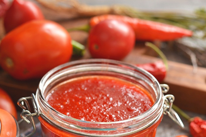tomato sauce with pepper