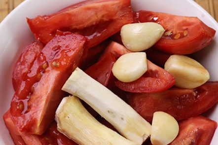 prepared tomatoes, garlic and horseradish