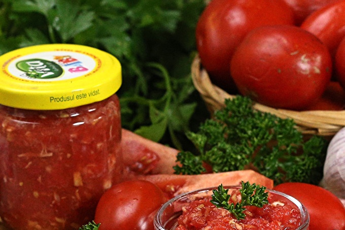 Tomato horloder with horseradish